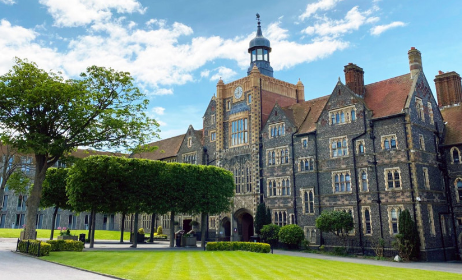 Brighton College tọa lạc tại thành phố biển Brighton